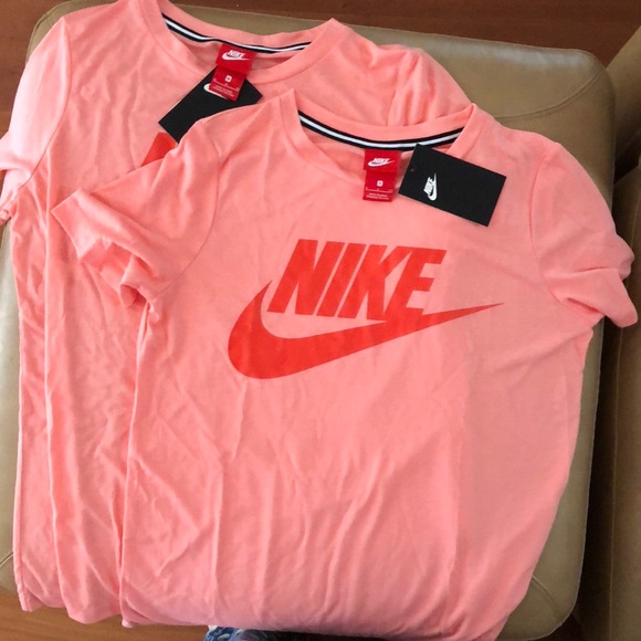 peach color nike shirt